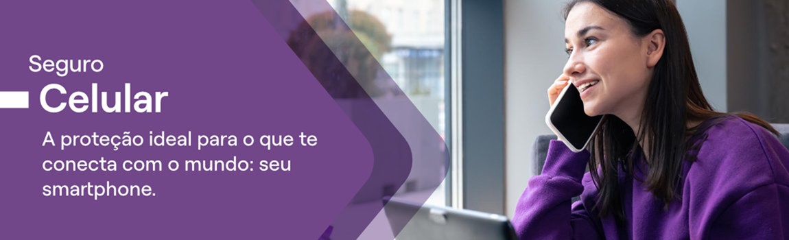 Mulher jovem sorridente, usando blusa roxa, fala ao celular enquanto trabalha em frente ao notebook. Texto em destaque anuncia "Seguro Celular – a proteção ideal para o que te conecta com o mundo: seu smartphone".
