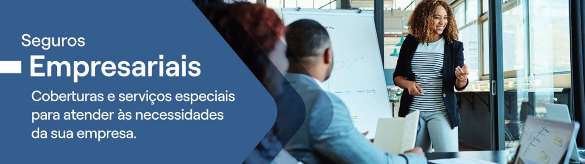 Mulher apresentando gráficos em reunião corporativa sobre seguros empresariais.