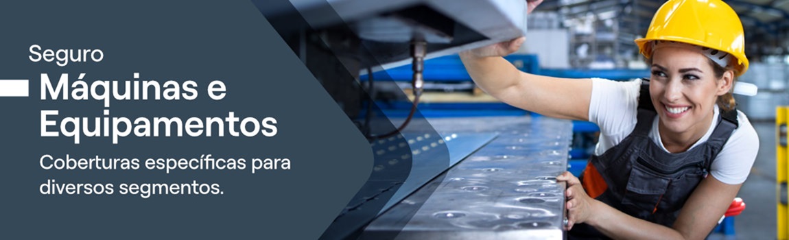 Mulher sorrindo, de capacete de segurança amarelo e uniforme, operando uma máquina em um ambiente industrial.