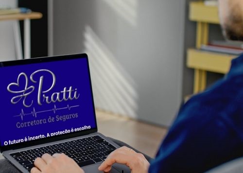 Homem usando notebook com o logo da Pratti Corretora de Seguros na tela, acompanhado da frase “O futuro é incerto. A proteção é escolha”.